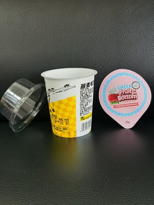 150 ml plastic yoghurtbeker met folie en plastic deksel